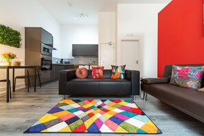 Living area - Jesouth Gorgeous Inn ☀️Striking ☀️Splashy ☀️Flashy (Kingston upon Hull)