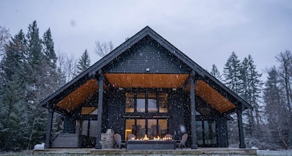 Brand New Luxury Cabin on 5 acres with Hot Tub and Game Room. Cozy and Clean.