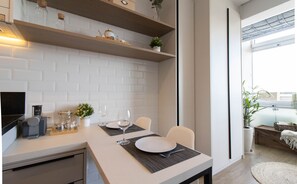 Fridge, microwave, oven, stovetop - Urban Sky Studio - GRU (Guarulhos)