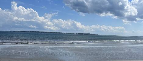 Beach nearby, sun-loungers, beach towels