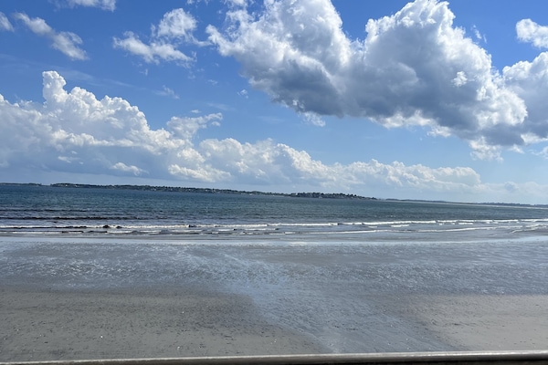 Ubicación cercana a la playa, tumbonas y toallas de playa