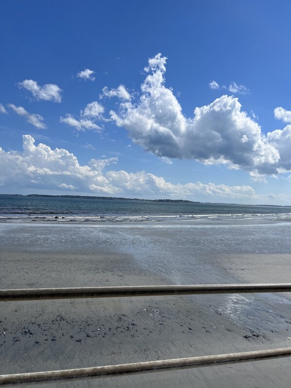 Nær stranden, solsenger og strandhåndklær