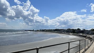 Vlak bij het strand, ligstoelen, strandlakens