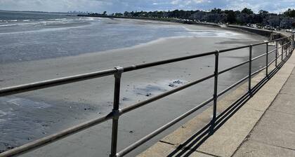 Seaside community walk to beaches and restaurants.