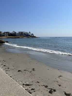Beach nearby, sun loungers, beach towels - Seaside community walk to beaches and restaurants. (Swampscott)