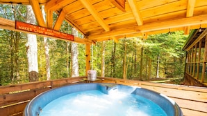 A hot tub under a wooden gazebo surrounded by a forest. - Updated pet friendly, close to Nashville! (Nashville)