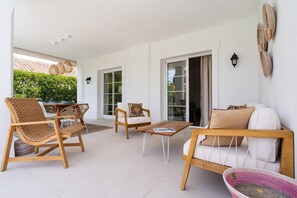 Outdoor dining - Villa Elisana (Mijas Costa)
