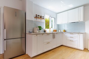Een koelkast, een magnetron, een oven, een kookplaat