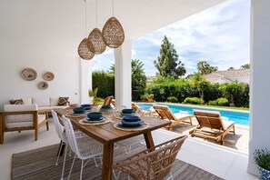 Outdoor dining - Villa Elisana (Mijas Costa)
