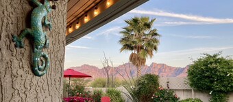 Happy Cactus: Heated Pool/Spa! 5-Star Epic Views! BBQ, Firetable, Parks,Trails!