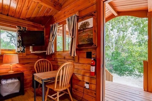 Cabin - The Sunny Daze Cabin is a cozy log cabin located in the Heart of the Texas Hill Country