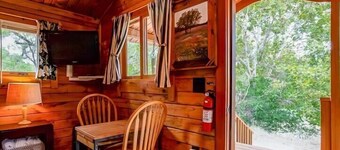 Cabin - The Sunny Daze Cabin is a cozy log cabin located in the Heart of the Texas Hill Country