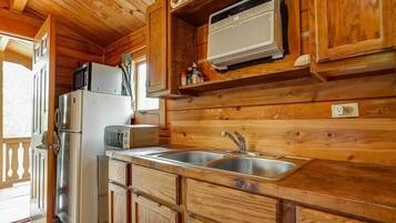 Kjøleskap, mikrobølgeovn, kaffetrakter/tekoker og brødrister