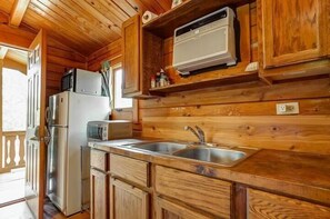 Kühlschrank, Mikrowelle, Wasserkocher mit Kaffee-/Teezubehör, Toaster