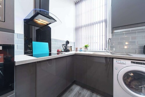 Central Condo Hull Apartment w/ Smart TV