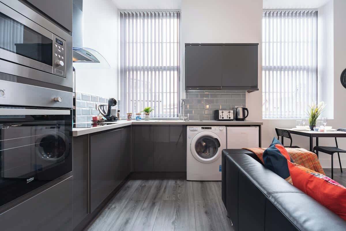 Wasserkocher mit Kaffee-/Teezubehör, Kühlschrank, Mikrowelle, Ofen