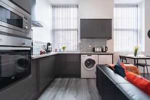 Kühlschrank, Mikrowelle, Ofen, Herdplatte