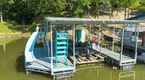 Quiet Lakefront - Hot Tub! H2O Toys! Pet Friendly!