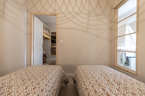 1 bedroom, travel cot, free WiFi, bed sheets