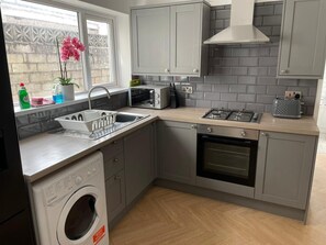 Kylskåp, mikrovågsugn, ugn och spishäll