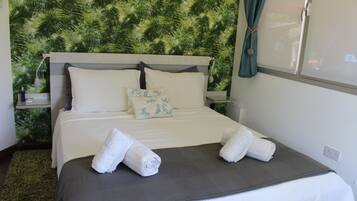 Iron/ironing board, Internet, bed sheets