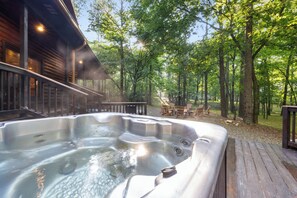 Outdoor spa tub - True luxury rustic lodge in the woods with games and a large hot tub. (Broken Bow)