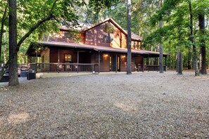 Exterior - True luxury rustic lodge in the woods with games and a large hot tub. (Broken Bow)