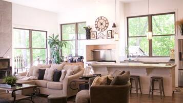 智能電視、壁爐、足球機