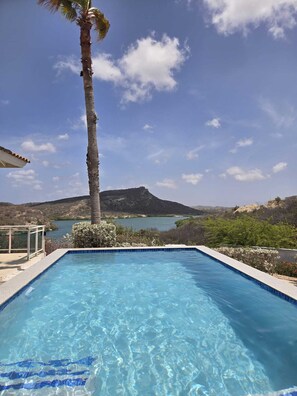 Una piscina al aire libre, una piscina infinita