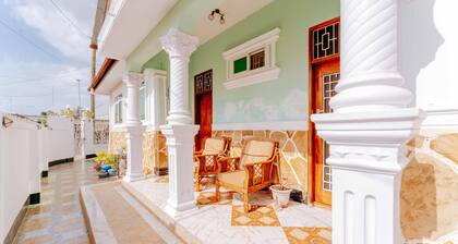 a cool 3 bed bungalow, a hop away from the airport