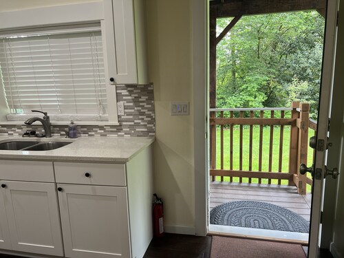 Spacious 1 bedroom apartment <br>2 mins to shopping malls and restaurants