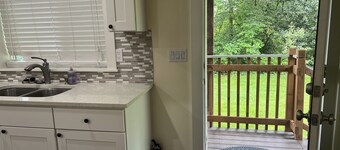 Spacious 1 bedroom apartment <br>2 mins to shopping malls and restaurants