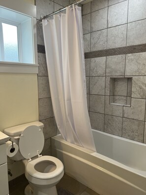 Ensemble baignoire-douche, séchoir à cheveux, serviettes fournies, savon