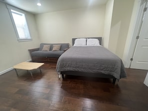 1 habitación, escritorio, wifi gratis y ropa de cama
