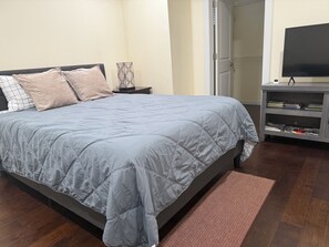 1 bedroom, desk, iron/ironing board, free WiFi - Spacious 1 bedroom apartment <br>2 mins to shopping malls and restaurants (Everett)