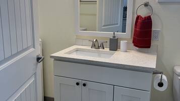 Kombinert dusj/badekar, hårføner, håndklær og såpe