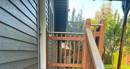 Spacious 1 bedroom apartment <br>2 mins to shopping malls and restaurants