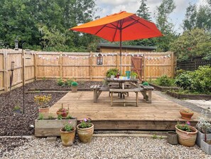 Outdoor dining - 3 bedroom accommodation in Mills Croft, near Hognaston (Mills Croft, near Hognaston)