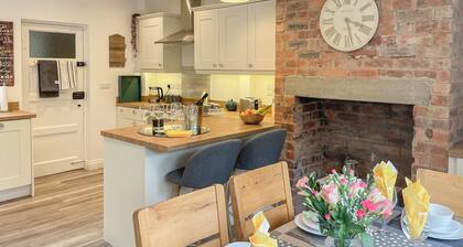 3 bedroom accommodation in Mills Croft, near Hognaston