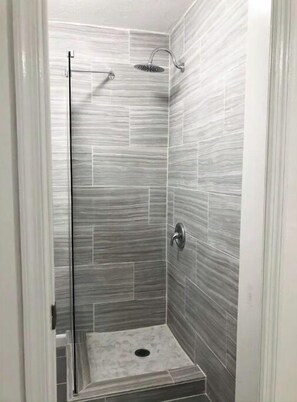 Ensemble douche/baignoire, sèche-cheveux, serviettes fournies, savon