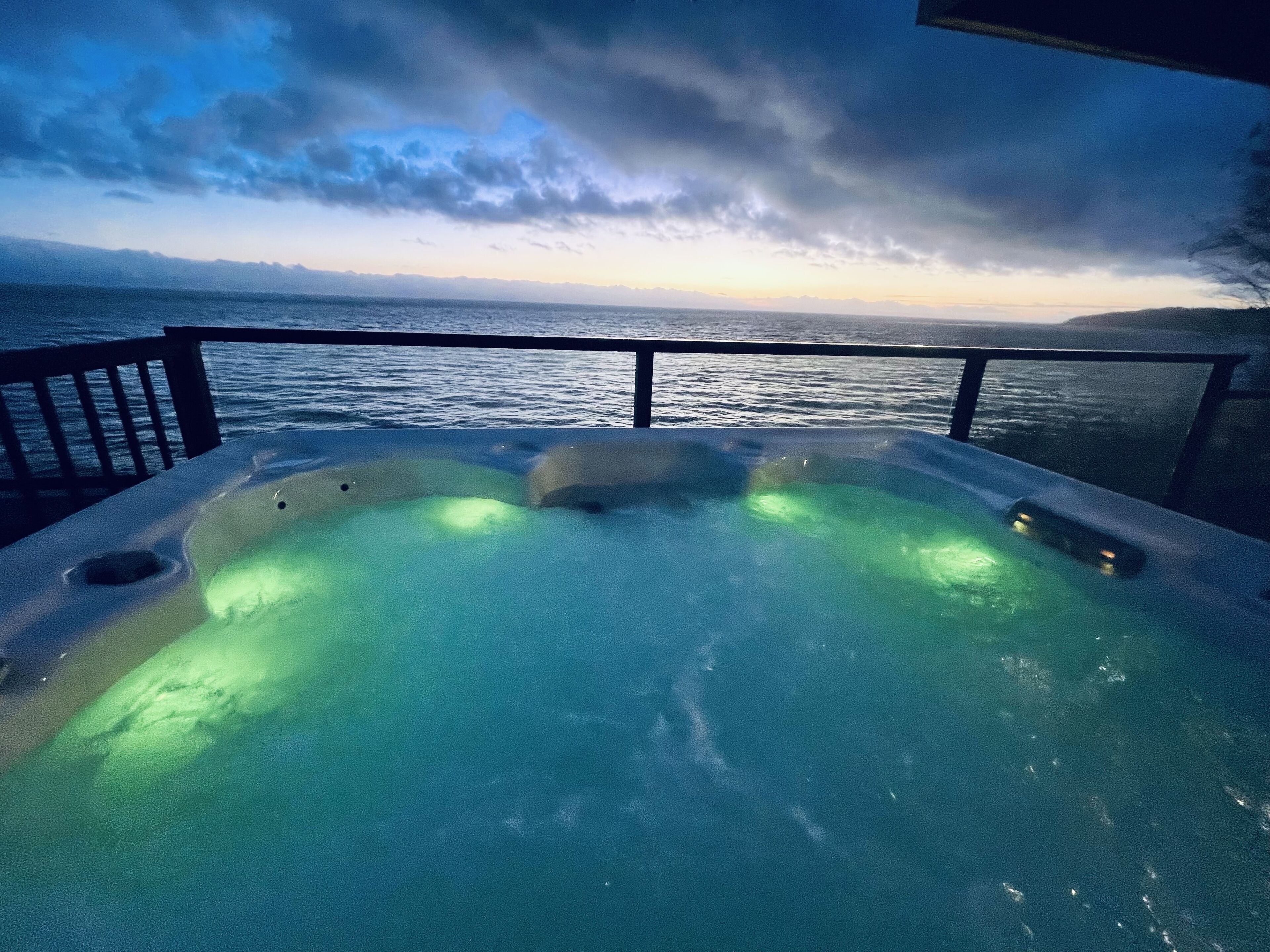 Jacuzzi amb vista a l'oceà i un cel nuvolós.
