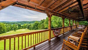 Eine Holzterrasse mit Blick auf eine grüne Landschaft.