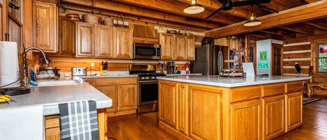 Kjøleskap, mikrobølgeovn, ovn og kokeplater