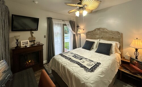 Cozy room .4 mile walk to beautiful seawall over looking the Bay of Saint Louis.