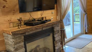 Televisión y chimenea