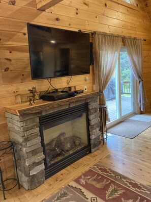 Televisión y chimenea 