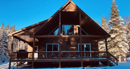 Gorgeous Cabin tucked in the woods for your Hidden Pittsburg getaway.
