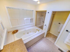 Combined shower/bathtub, jetted bath - La Casa de La Montaña (Big Bear Lake)