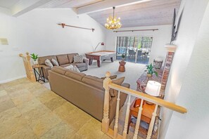 TV, caminetto, tavolo da calcetto