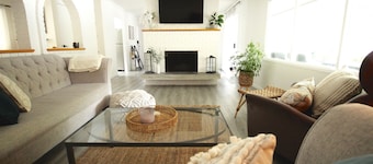 5 Mins to Lake/ Downtown - Private & Spacious 3 Bd 2 Bath - PET FRIENDLY!